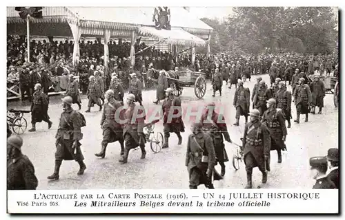 Ansichtskarte AK 14 juillet Les mitrailleurs belges devant la tribune officielle Paris Militaria