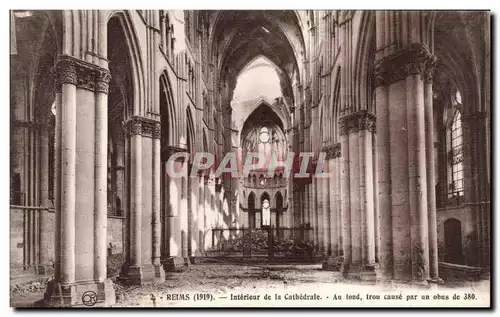 Cartes postales Reims Interieur de la cathedrale Au fond trou cause par un obus de 380