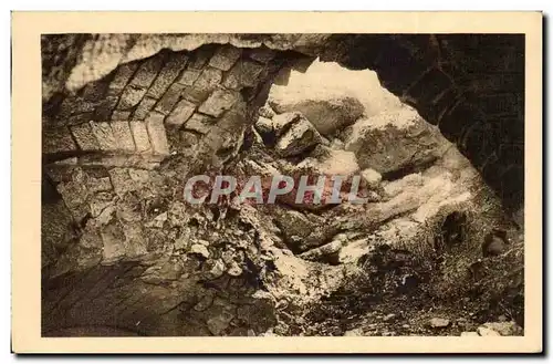 Cartes postales Fort de Douaumont Effets d&#39un obus francais de 400 tombe la veille de la reprise du fort le 2