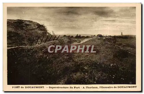 Cartes postales Fort de Douaumont Superstructure du fort a l'horizon l'ossuaire de Douaumont