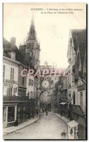 Cartes postales Auxerre L&#39horloge et ses vieilles maisons de la place de l&#39hotel de ville