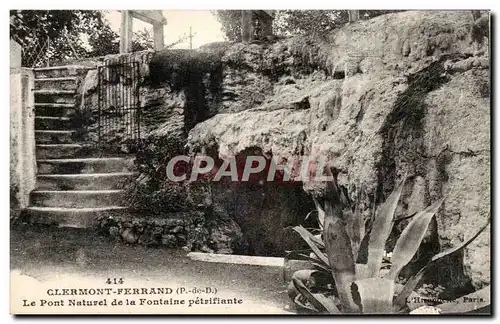 Ansichtskarte AK Clermont Ferrand Le pont naturel de la fontaine petrifiante