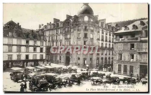 Cartes postales Le Mont Dore La Place Michel Bertrand et les hotels