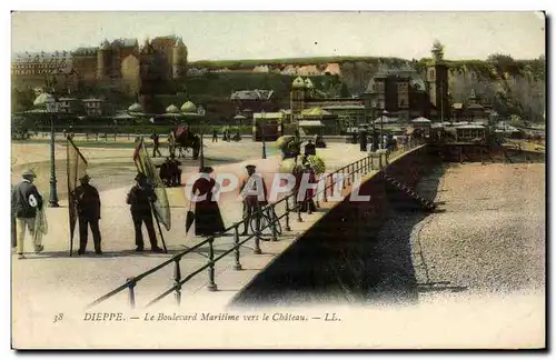 Cartes postales Dieppe Le boulevard maritime vers le chateau Pecheurs