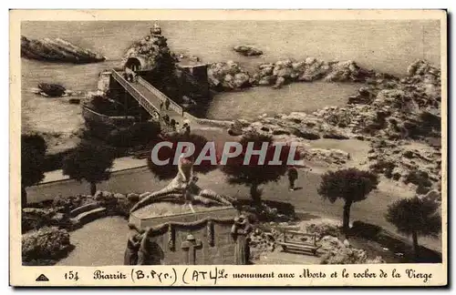 Ansichtskarte AK Biarritz Le monument aux morts et le rocher de la vierge