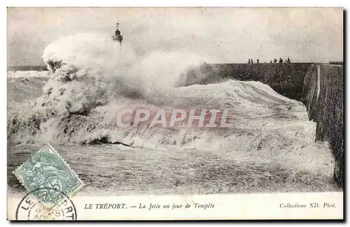 Cartes postales Le Treport La jetee un jour de tempete Phare Lighthouse