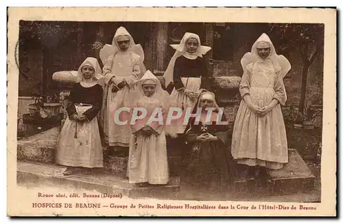 Cartes postales Beaune Groupe de petites religieuses hospitalieres dans la cour de l&#39hotel de Beaune