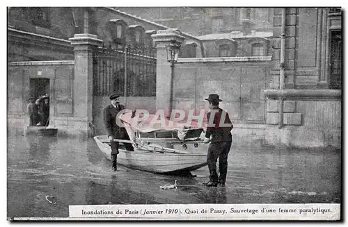 Cartes postales Paris Inondations Janvier 1910 Crues de la Seine Gare Quai de Passy Sauvetage d&#39une femme par