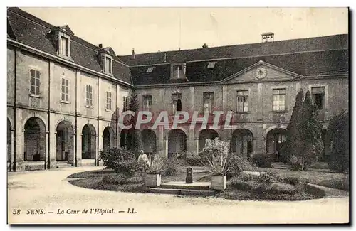 Cartes postales Sens La cour de l'hopital