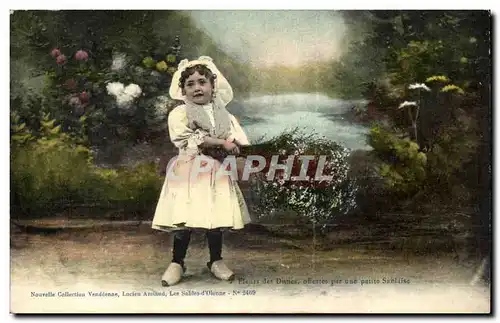 Ansichtskarte AK Fleurs des dunes offertes par une petite sablaise Folklore Costume