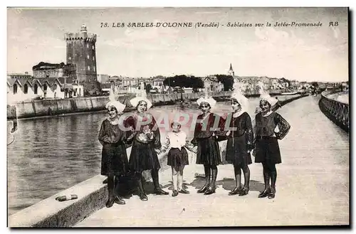 Ansichtskarte AK Les Sables d&#39olonne Sablaises sur la jetee promenade Folklore Costume
