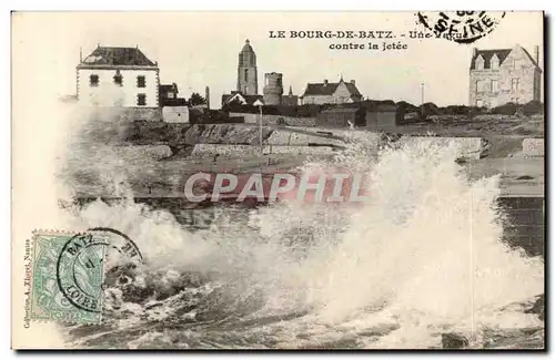 Le Bourg en Batz Ansichtskarte AK Une vague contre la jetee