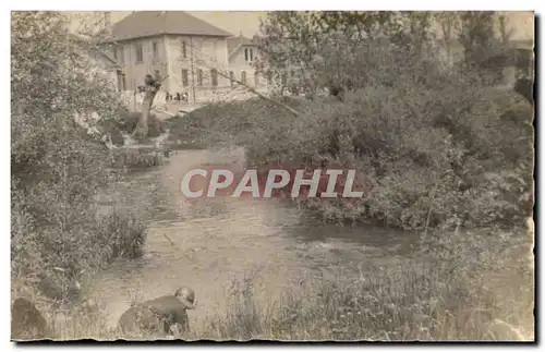 CARTE PHOTO Femme au bord de l&#39eau (non localisee)