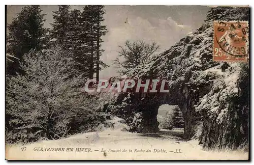 Ansichtskarte AK Gerardmer en hiver Le tunnel de la roche du diable