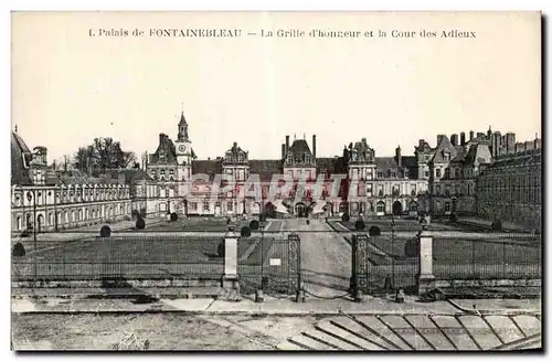 Cartes postales Palais de Fontainebleau La grille d&#39honneur et la cour des adieux