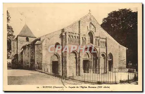 Ansichtskarte AK Ruffec Facade de l&#39eglise Romane