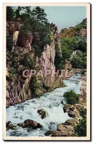 Cartes postales Excursions en Correze Des roches imposantes un torrent impetueux