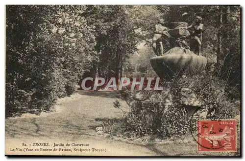 Cartes postales Troyes Jardin de Chevreuse le vi Vase en bronze de Briden Sculpteur TRoyen