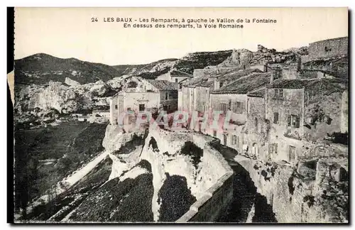 Cartes postales Les Baux Les remparts a gauche le Vallon de la fontaine