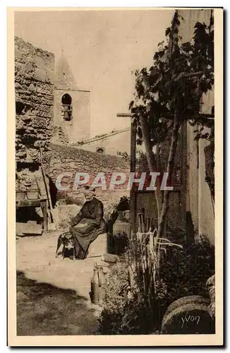 Cartes postales Les Baux Un coin du vieux village ( femme folklore costume )