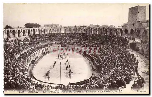 Ansichtskarte AK Arles Les arenes le jour d&#39une course de taureaux Le Paseo