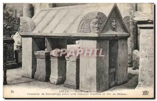 Ansichtskarte AK Arles Musee lapidaire Couvercle de sarcophage paien avec amsques funebres et tete de Meduse