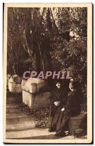 Cartes postales Arles Un coin des Alyscamps Folklore Costume Coiffe