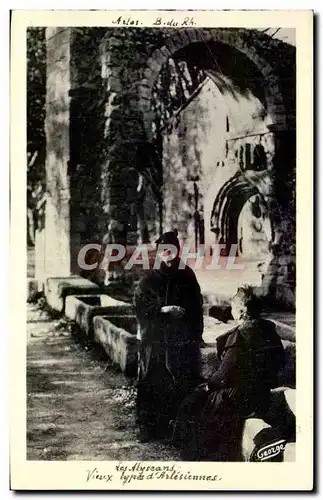 Cartes postales Arles Les Alyscans Vieux types d&#39arlesiennes Folklore costume