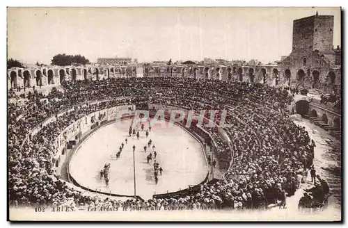 Arles Cartes postales Les arenes le jour d&#39une course de tauteaux Toro