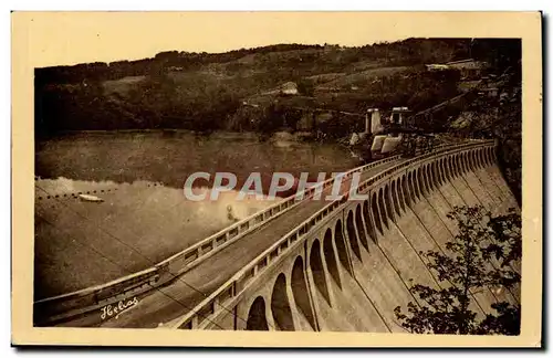 Cartes postales Barrage de Sarrans La digue de la route qui passe au sommet