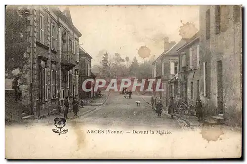 Cartes postales Arces Devant la mairie Animee