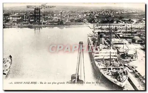 Ansichtskarte AK Saint Nazaire Un de nos plus grands transatlantiques dans les bassins bateau