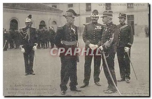 REPRODUCTION Apres la remise des decorations le commandant Dreyfus s&#39entretient avec le general G