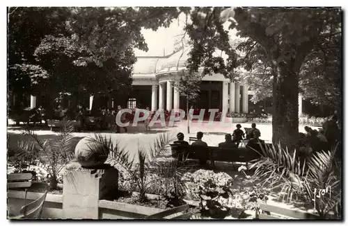 Vittel - Un Coin du Parc et l&#39Etablissement Thermale - Cartes postales