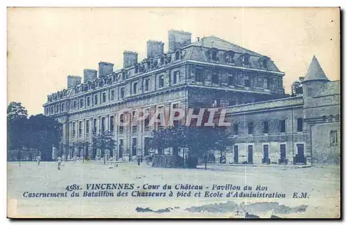 Cartes postales Vincennes Cour du chateau pavillon du roi Casernement du bataillon des chasseurs a pied et Ecole
