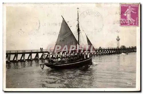 Cartes postales Trouville Sortie d&#39un voilier