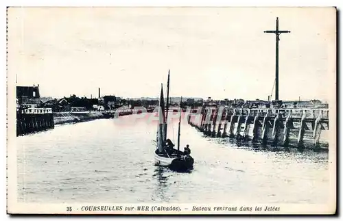 Ansichtskarte AK Courseulles sur mer Bateau rentrant dans les jetees