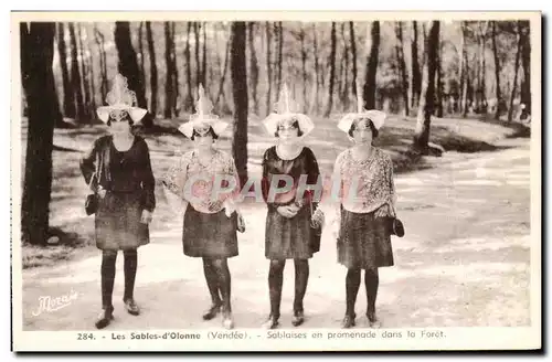 Cartes postales Les Sables d'olonne Sablaises en promenade dans la foret Folklore Costume Coiffe