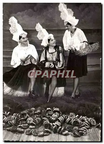 Cartes postales Costumes sablais Sablaises raccomodant les filets Folklore Costume