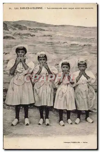 Ansichtskarte AK Les Sables d&#39olonne Les baigneurs sont recus avec des baisers Folklore Costume