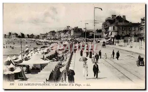 Cartes postales Les Sables D&#39olonne Le remblai et la plage