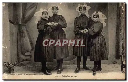 Cartes postales Sablaises au bal Folklore Costume