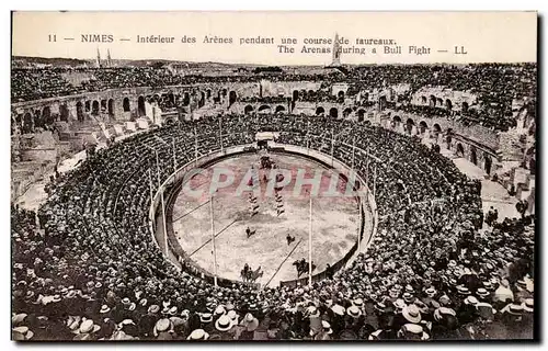 Cartes postales Nimes Interieur des arenes pendant une course de taureaux