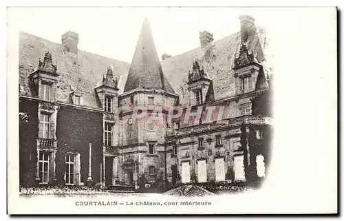 Cartes postales Courtalain Le chateau cour interieure