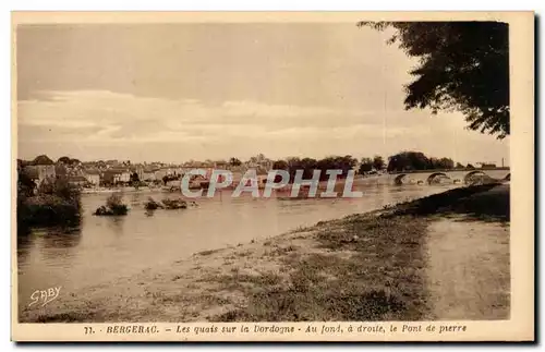 Cartes postales Bergerac Les quais sur la Dordogne Au fond a droite le pont de pierre