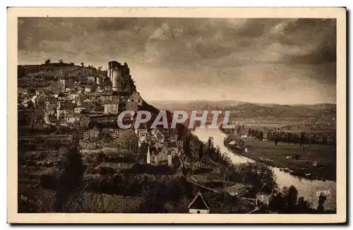 Cartes postales Castelnaud Le chateau feodal Au fond Beynac et son chateau