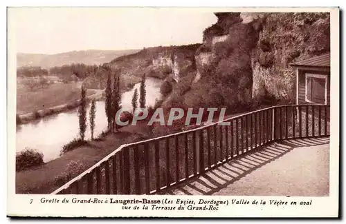 Cartes postales Laugerie Basse Grotte du Grand Roc Vallee de la Vezere en aval vue de la terrasse du Grand Roc