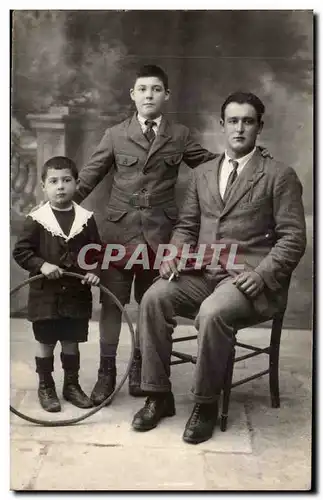 CARTE PHOTO Fantaisie - Hommes - Father and sons - jouet - toy - hoop Nimes - Cartes postales