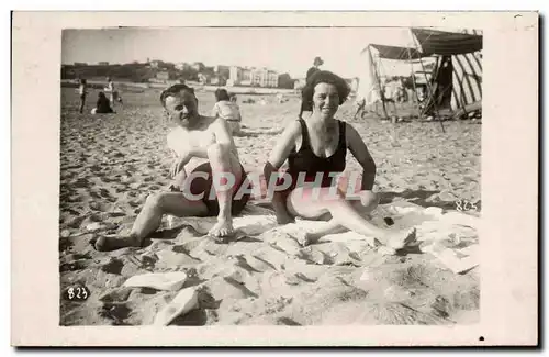 CARTE PHOTO Fantaisie - Couple - sitting in the sand - Cartes postales
