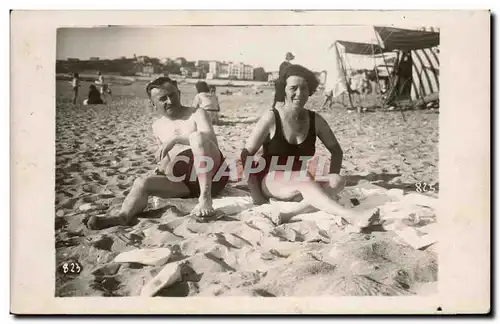 CARTE PHOTO Fantaisie - couple sitting in sand - Cartes postales